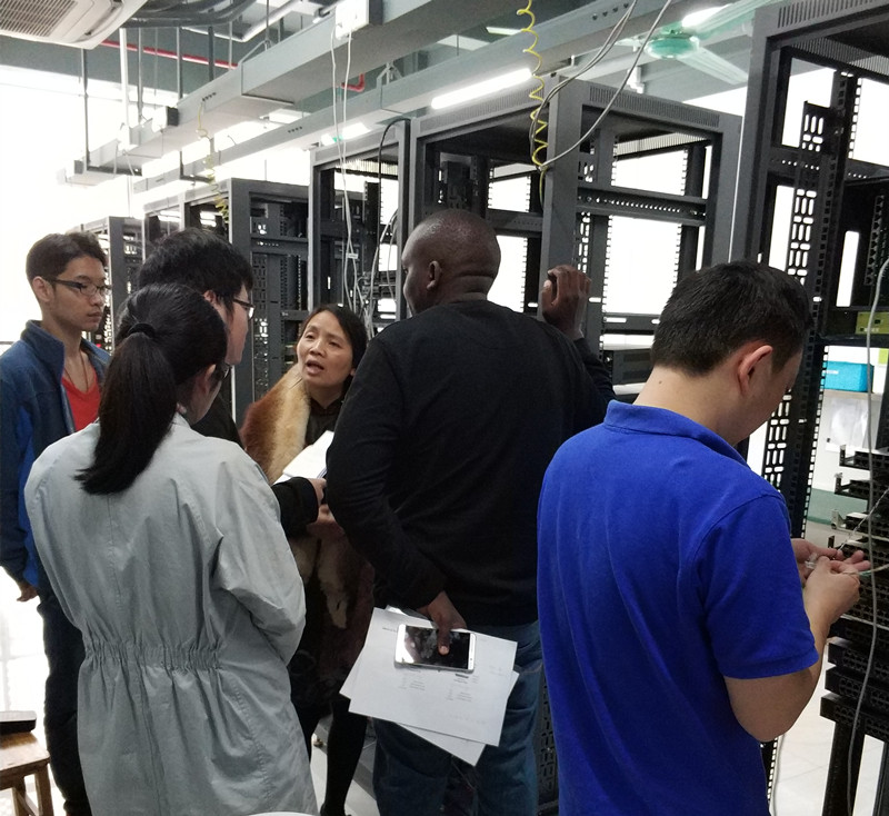 肯尼亞客戶對設備進行詳細了解 肯尼亞客戶對設備進行詳細了解